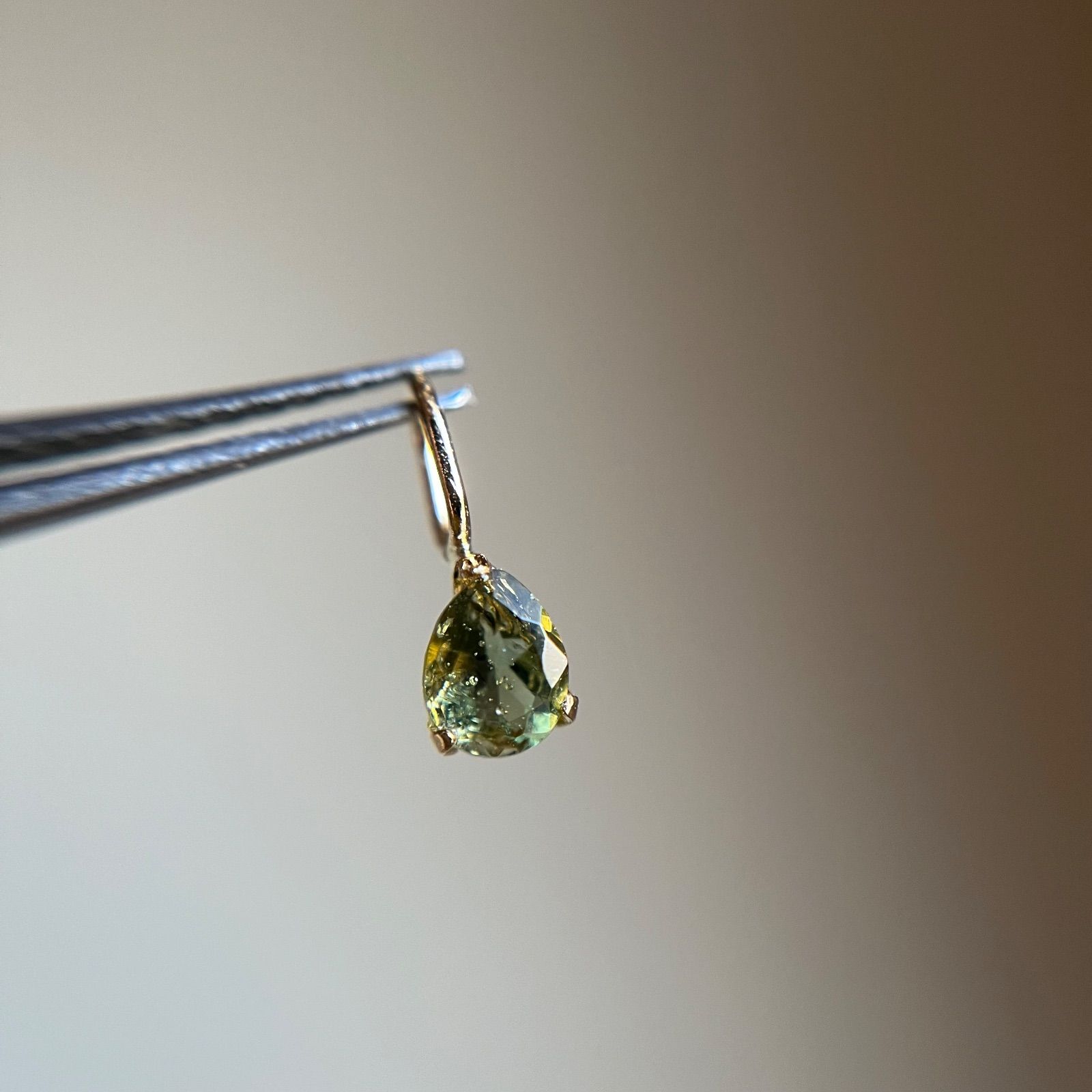 【k18】　希少　モルダバイト　ペンダントトップ 18金　隕石 K18 天然石モルダバイト ovalペンダントトップ チャーム レア 希少18金