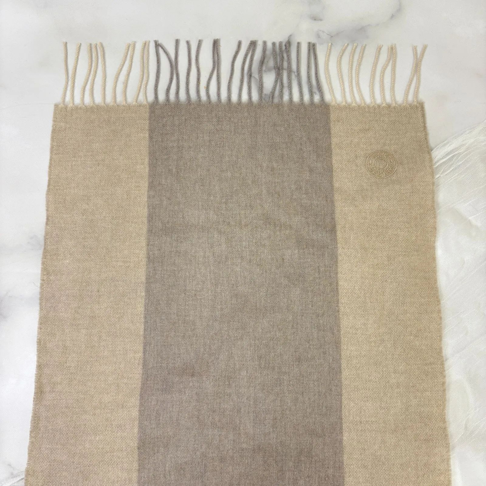 ベージュ グレー