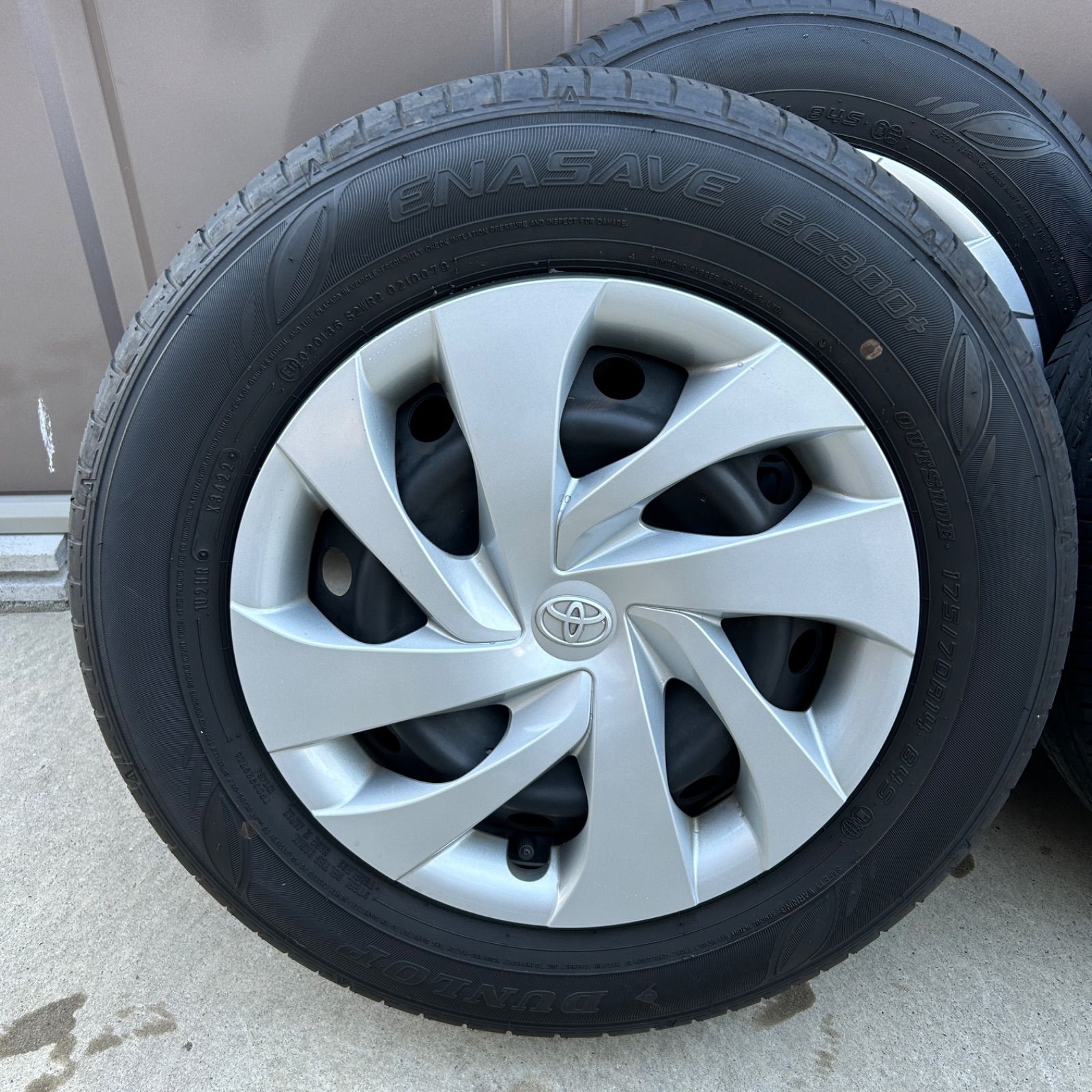 愛知県愛西市発 TOYOTA トヨタ ヤリス 175 70 R 14 4穴 DUNLOP ダンロップ ENASAVE エナセーブ 製 エコタイヤ ホイールセット 鉄チン ラクルモーター館