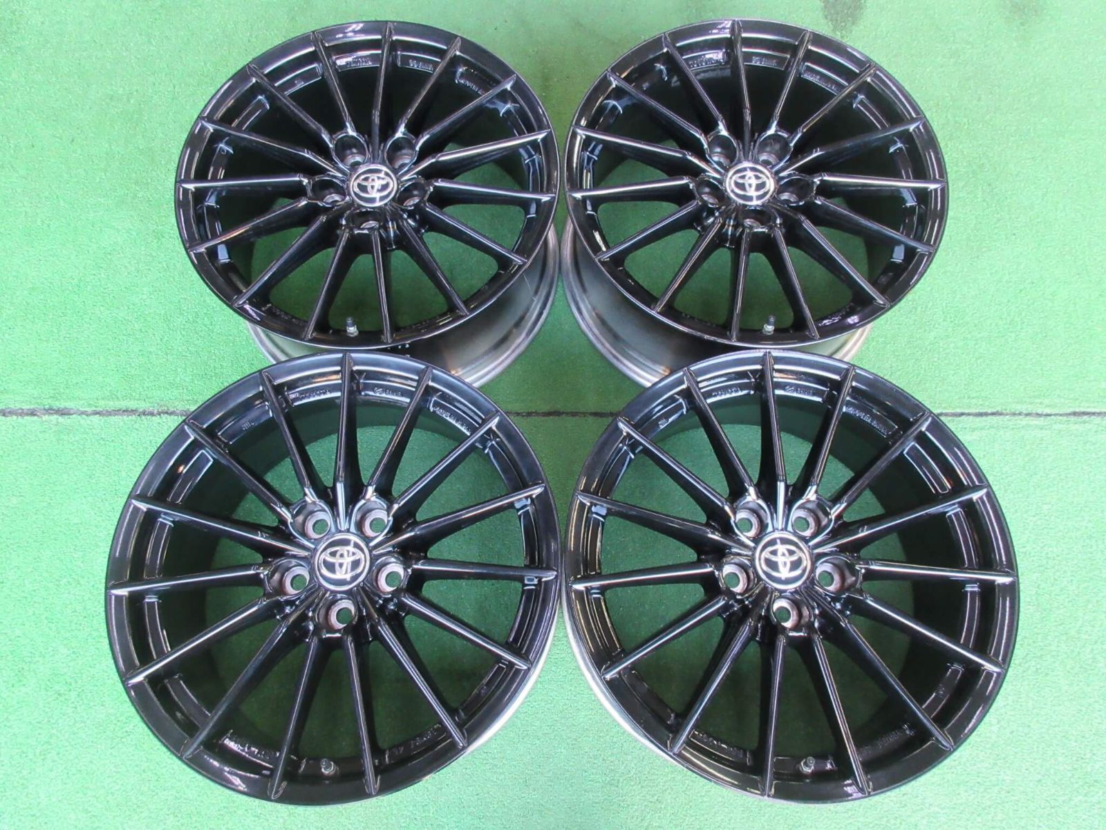 トヨタ ＧＲヤリス ホイール 8 J 18 5 H 114 3 45 目立った傷も無く程度良好です エアーセンサー付き