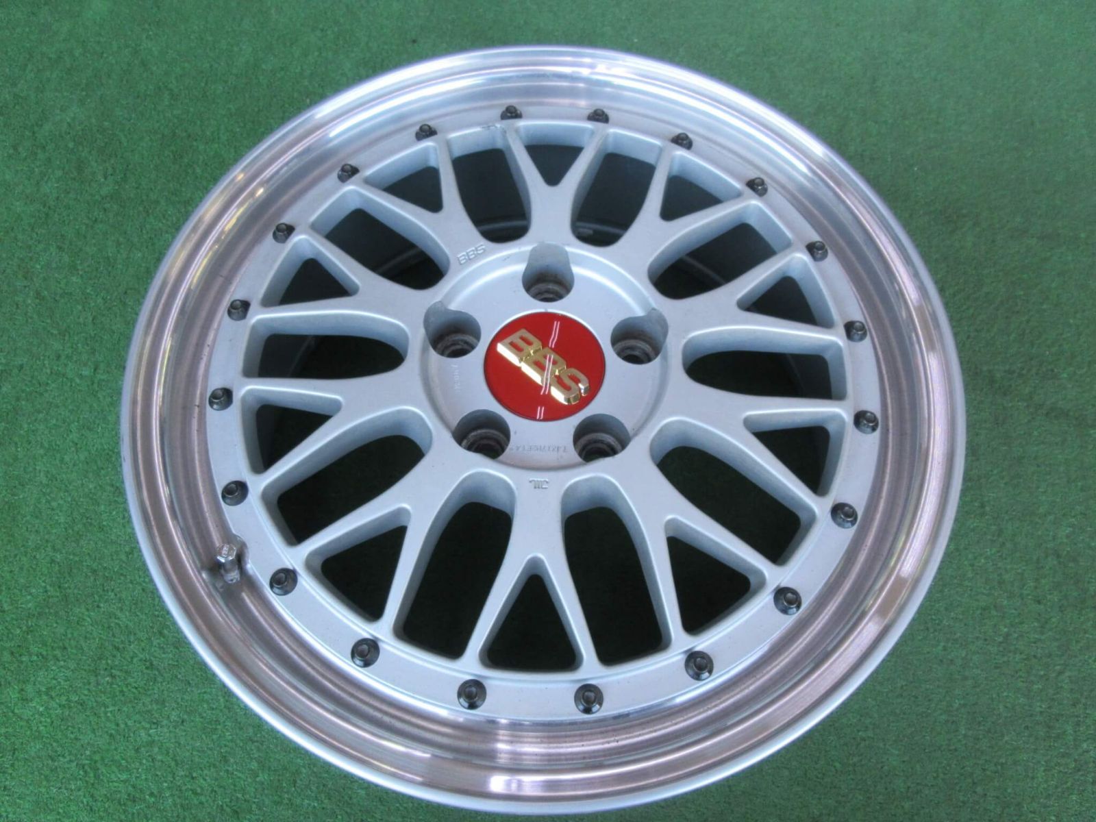  ＢＢＳ ＬＭ067 7 J 17 5 H 114 3 42 レッドセンターキャップ ＢＢＳナット 1 5ピッチ付き 17インチ ホイール