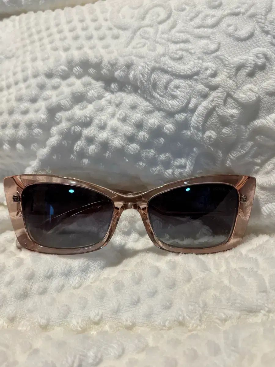 シャネル サングラス ピンクフレーム