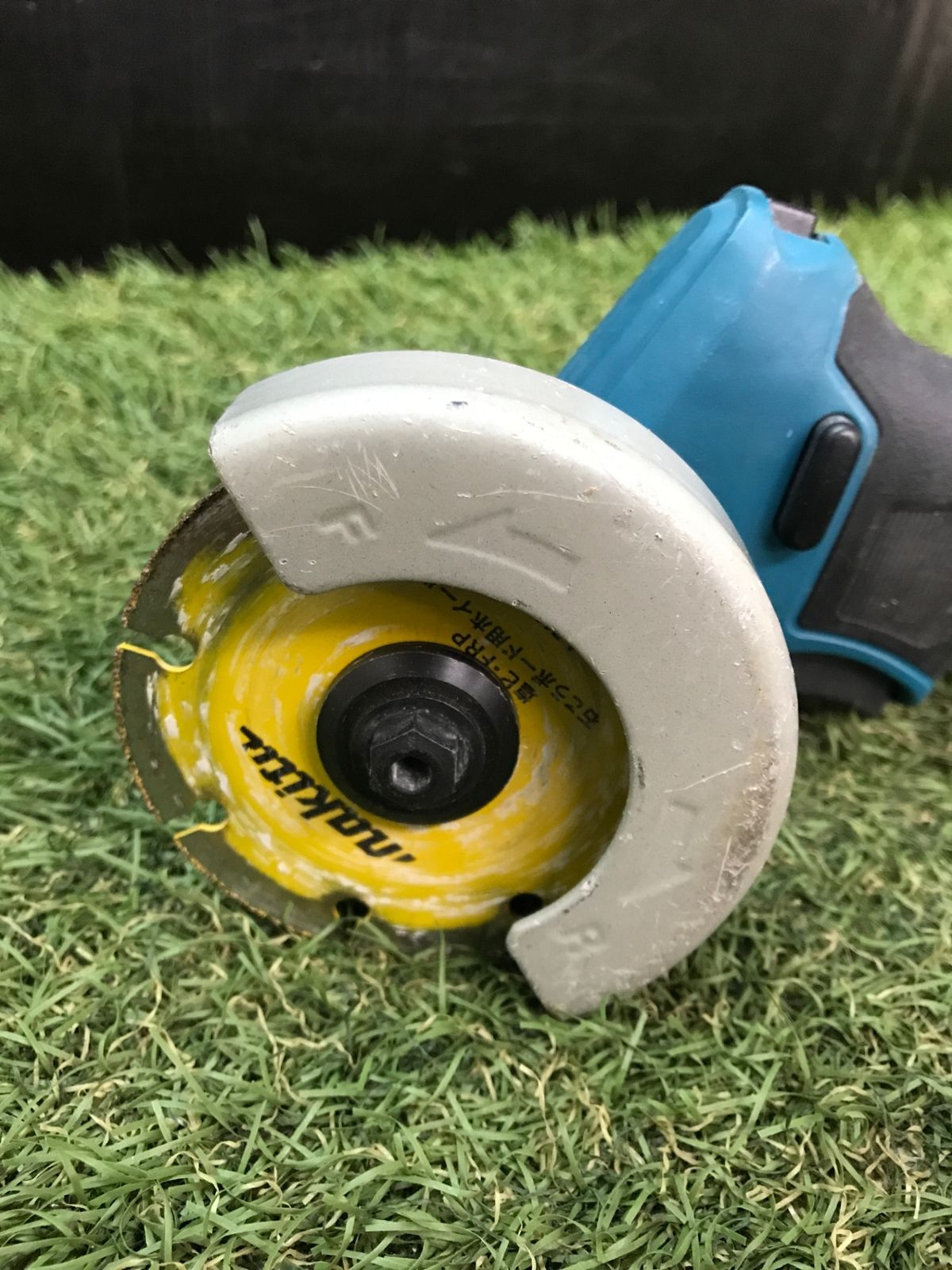 品 0906 makita マキタ 76㎜ 18 v充電式コンパクトカッタ 本体のみ MC 300 DZ