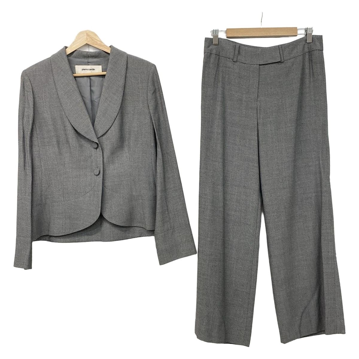 pierre cardin ピエールカルダン レディースパンツスーツ レディース - ライトグレー×黒 肩パッド