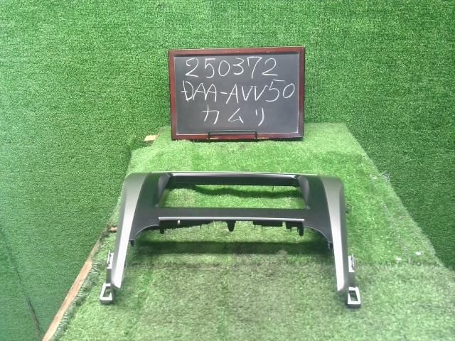 中古】カムリ DAA-AVV50 クラスター オーディオ ナビパネル 55420