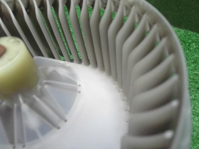 中古】ジープ チェロキー ABA-KL24 ヒーターブロアモーター 自社品番250501