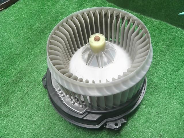 中古】ジープ チェロキー ABA-KL24 ヒーターブロアモーター 自社品番250501