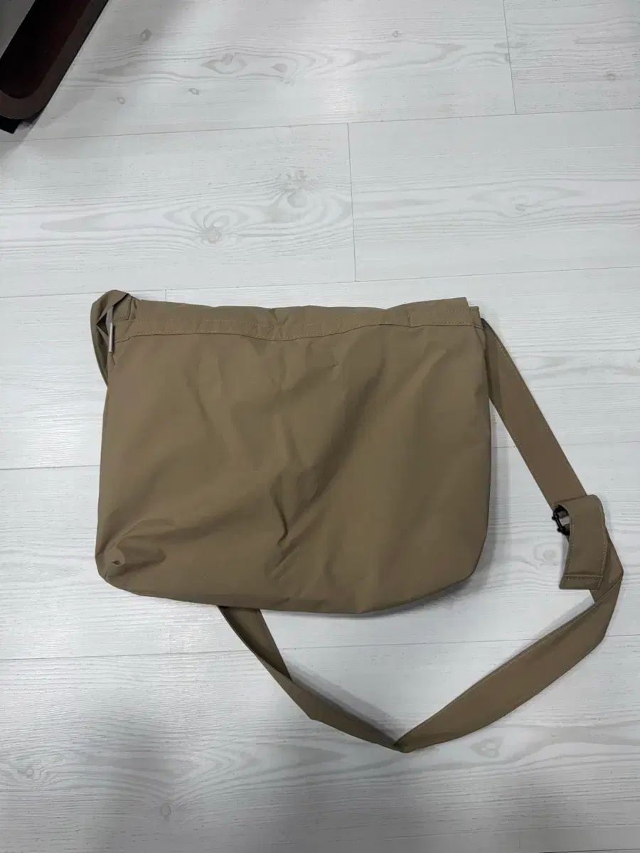 マジアインタイトル ポストバッグ ベージュ