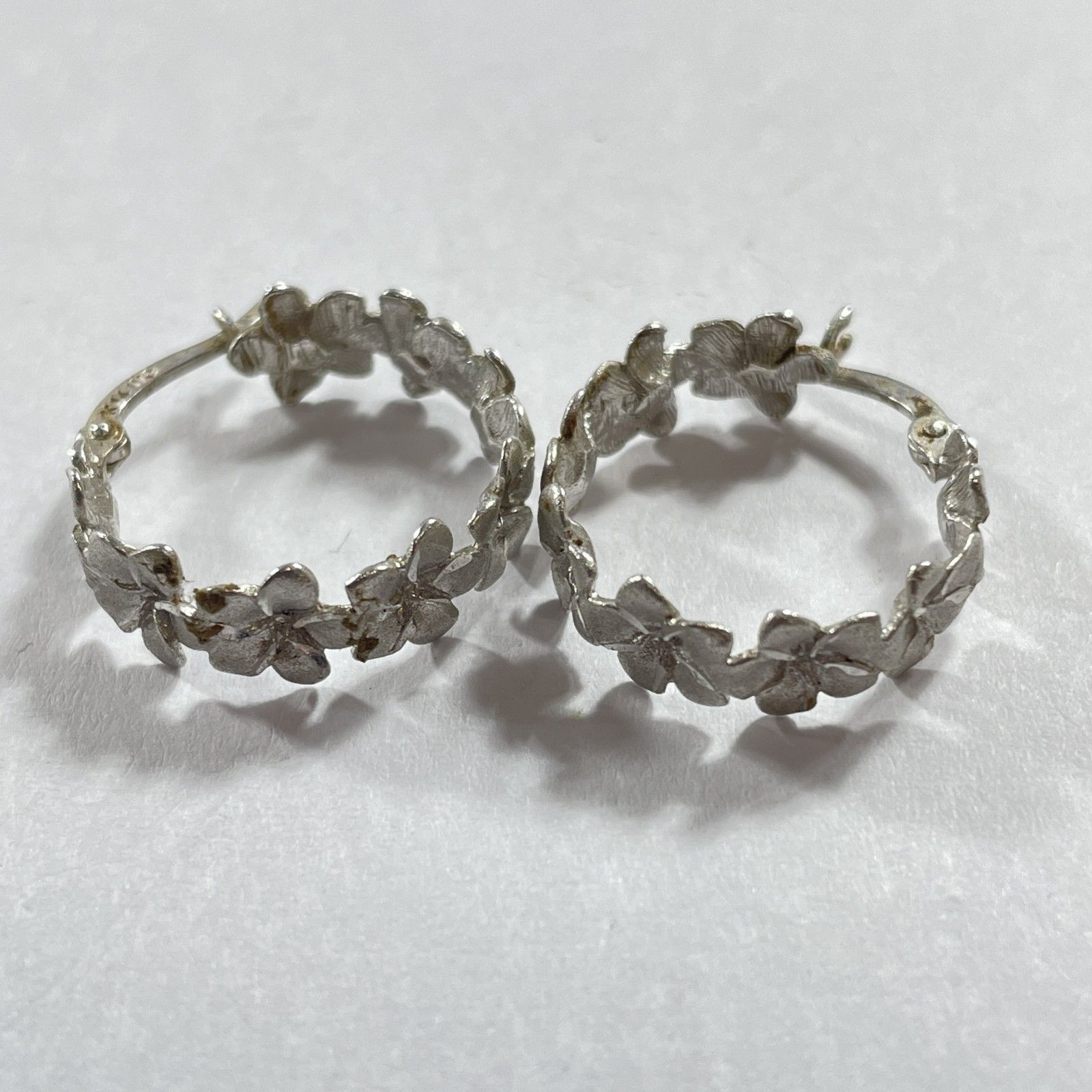 ☆ K14WG刻印 ホワイトゴールド ハワイアンフラワー フープピアス 両耳