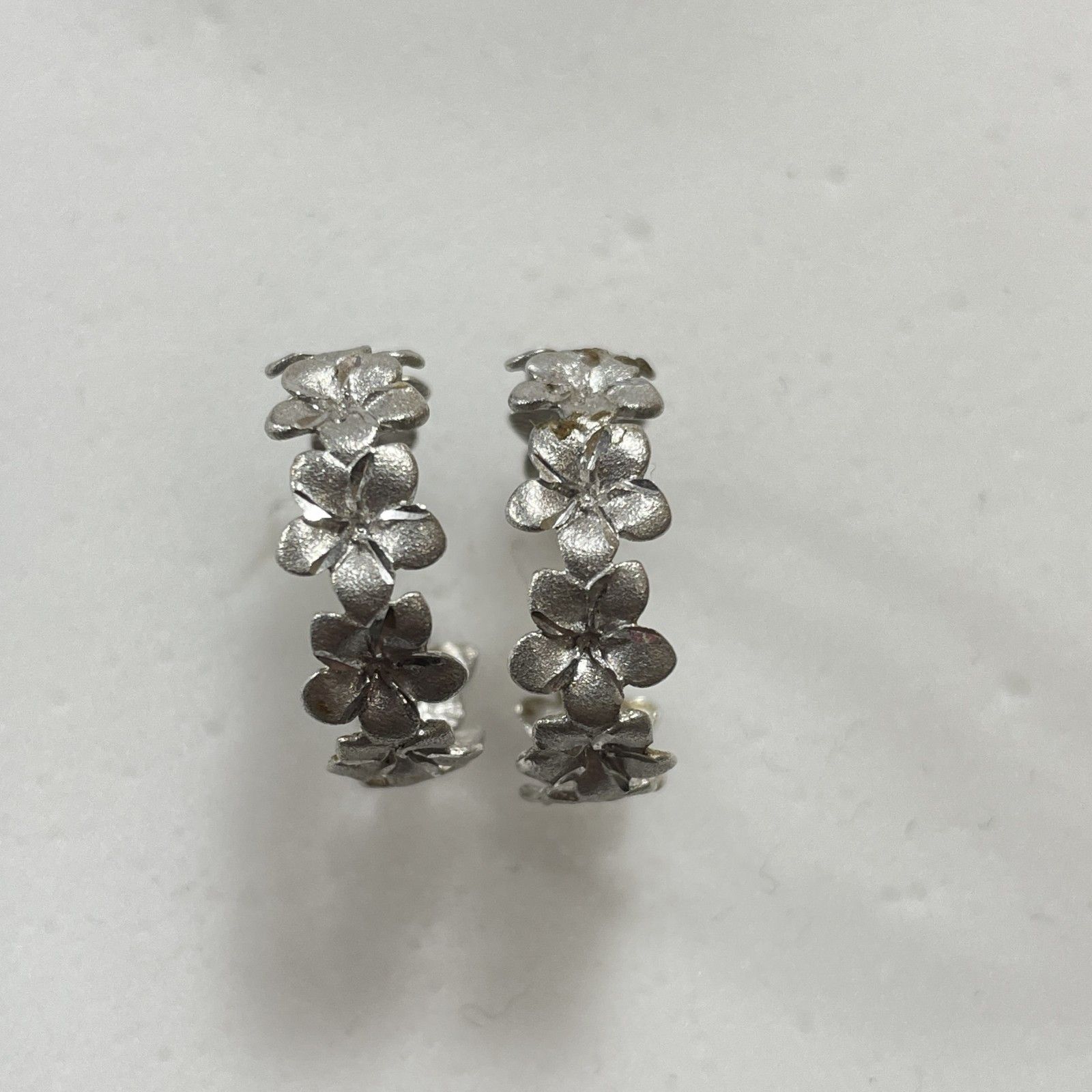 K14WG刻印　ピアス　両耳用 ☆ K14WG刻印 ホワイトゴールド ハワイアンフラワー フープピアス 両耳