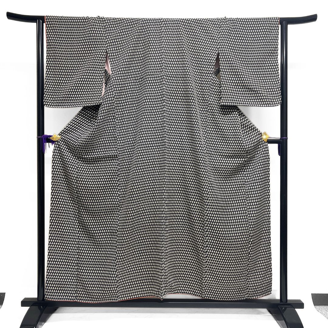 小紋 モノトーン 重ね菱 黒地 お洒落 モード 着物 123 b d ms