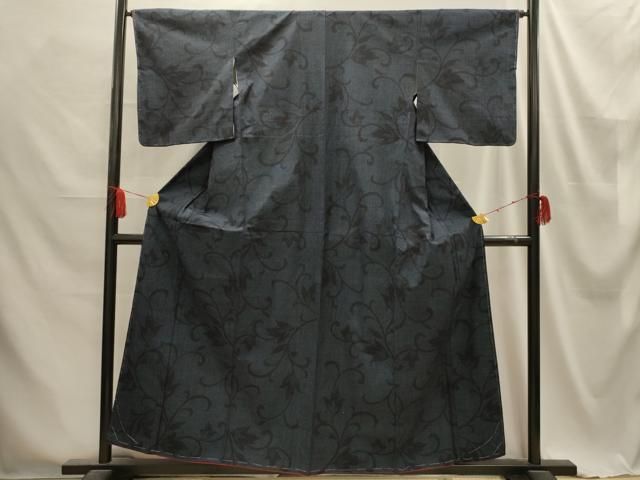 紬着物【本場結城紬】単衣着物 80山亀甲絣 正絹 花七宝文様 紺黒色 証紙付 紬着物【本場結城紬】80山亀甲絣 正絹 斜め格子文様 黒色 証紙付 袷着物