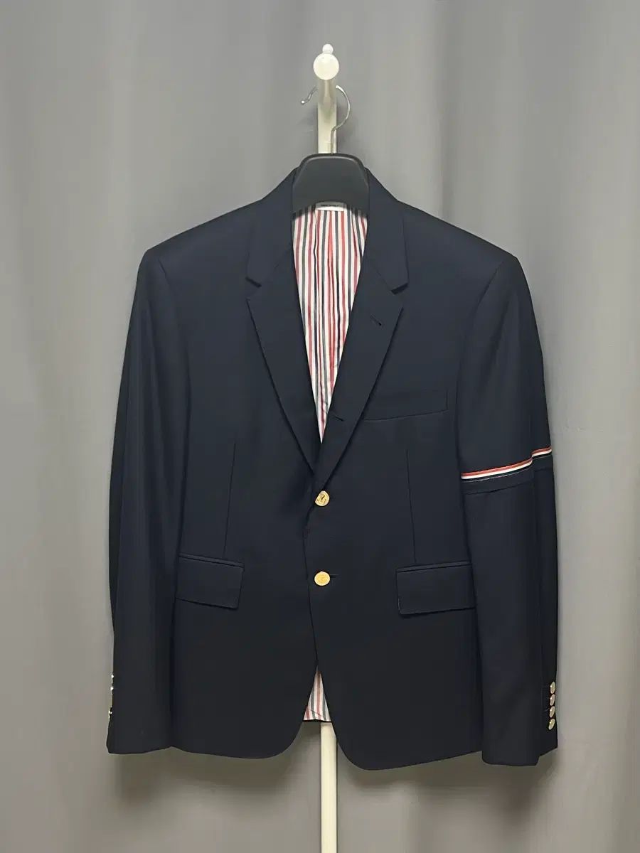 2 トム ブラウン アームバンド ゴールド ブレザー ネイビー