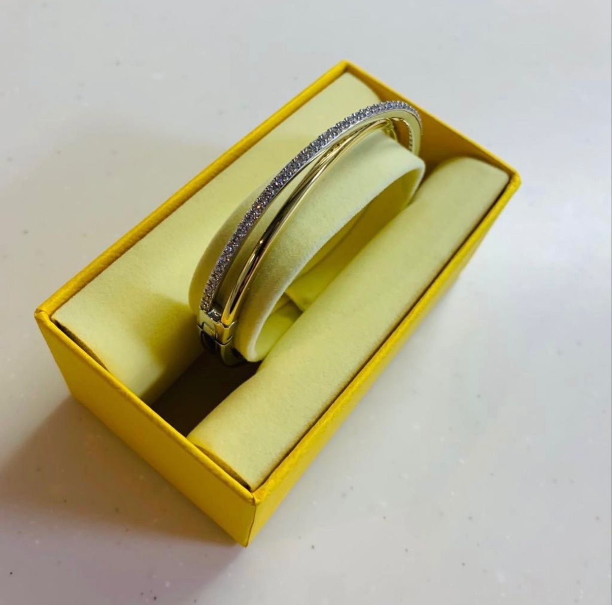 スワロフスキーSwarovski Hyperbolaバングル