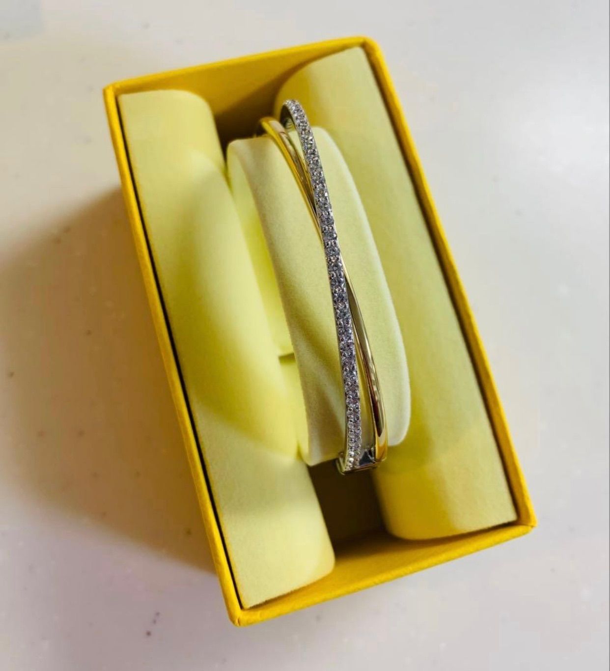 スワロフスキーSwarovski Hyperbolaバングル