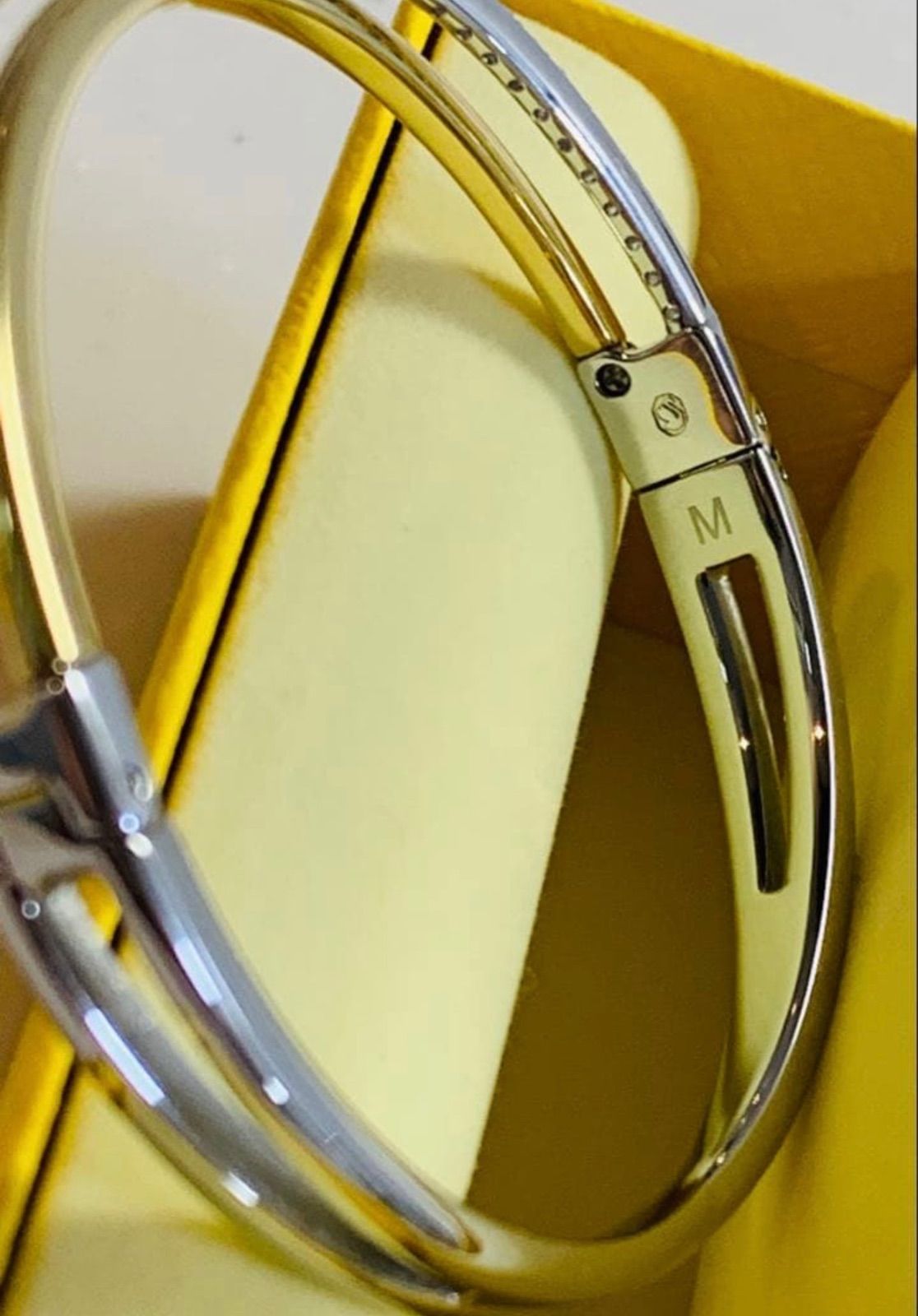  スワロフスキーSwarovski Hyperbolaバングル Mサイズ バングル リストバンド アクセサリー