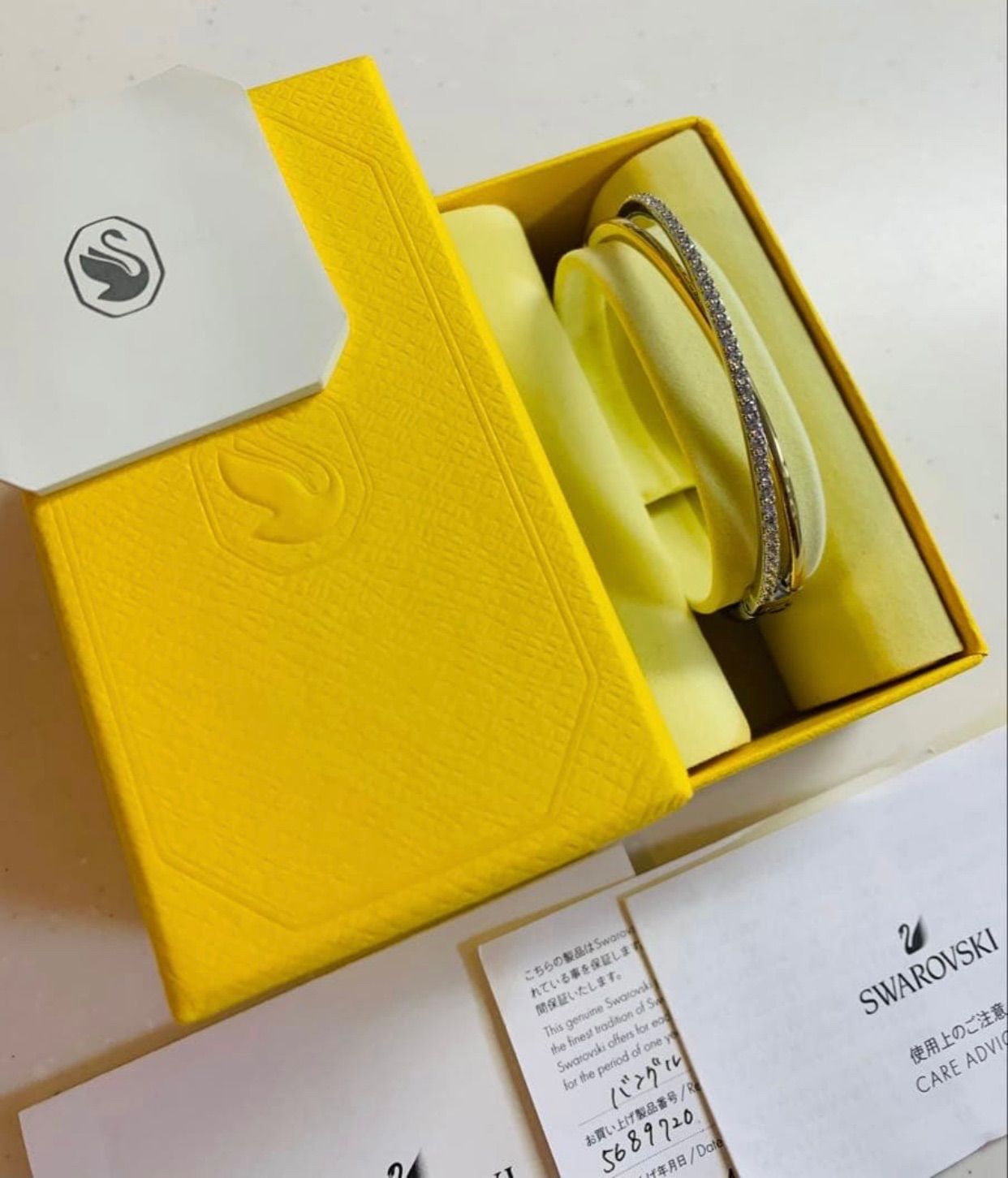 スワロフスキーSwarovski Hyperbolaバングル Mサイズ