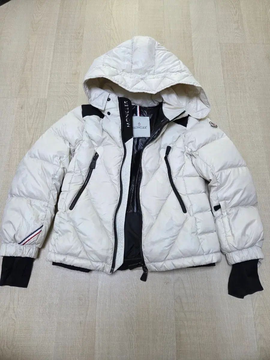 8 Y モンクレールキッズ ダウン アウター