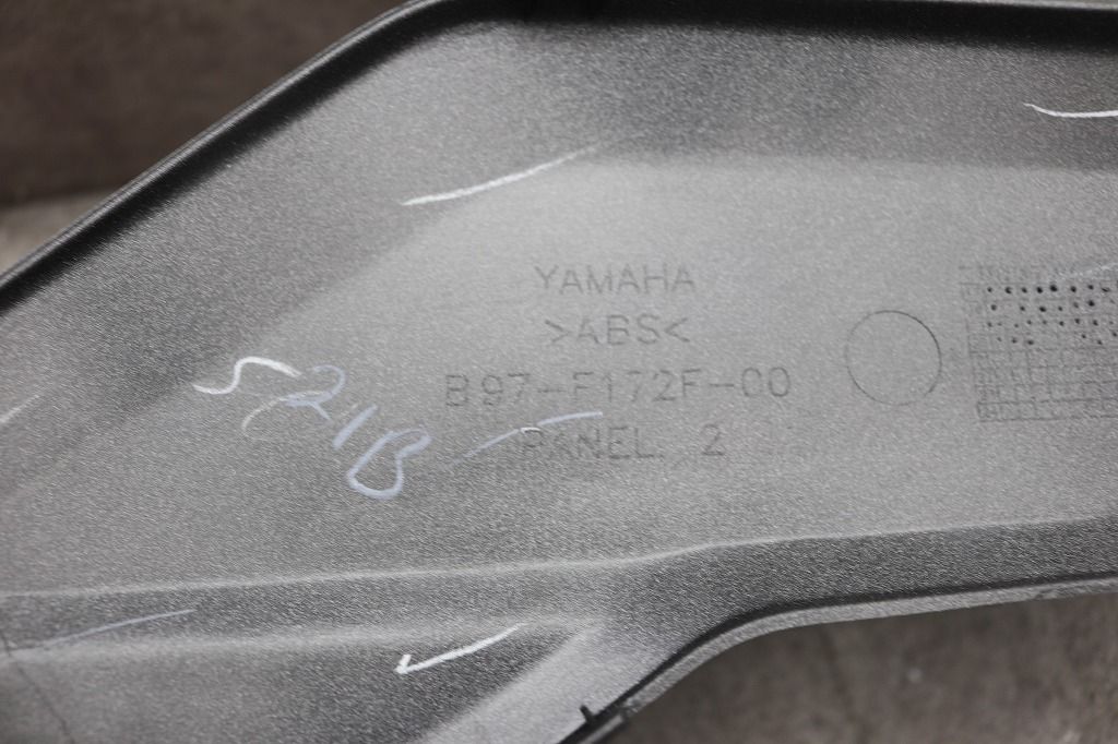 ヤマハ　純正　新品　FZ25／FZS25　右サイドカバー　　シルバー　B97-F172F-00-P2　
