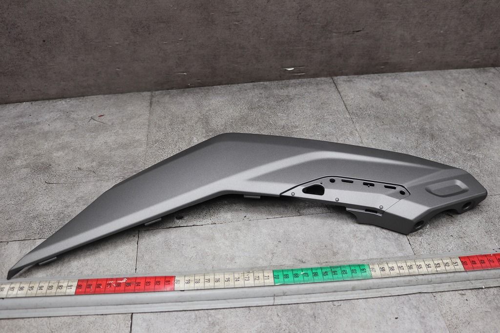 ヤマハ　純正　新品　FZ25／FZS25　右サイドカバー　　シルバー　B97-F172F-00-P2　
