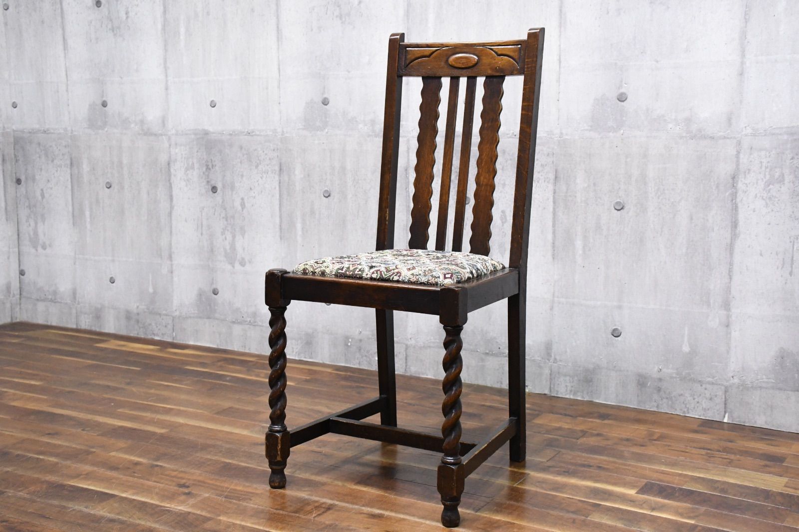 EKC 101 英国アンティーク ツイストレッグ サイドチェア オーク無垢材 ダイニングチェア イギリス アールデコ 食卓椅子 彫刻 飾り椅子