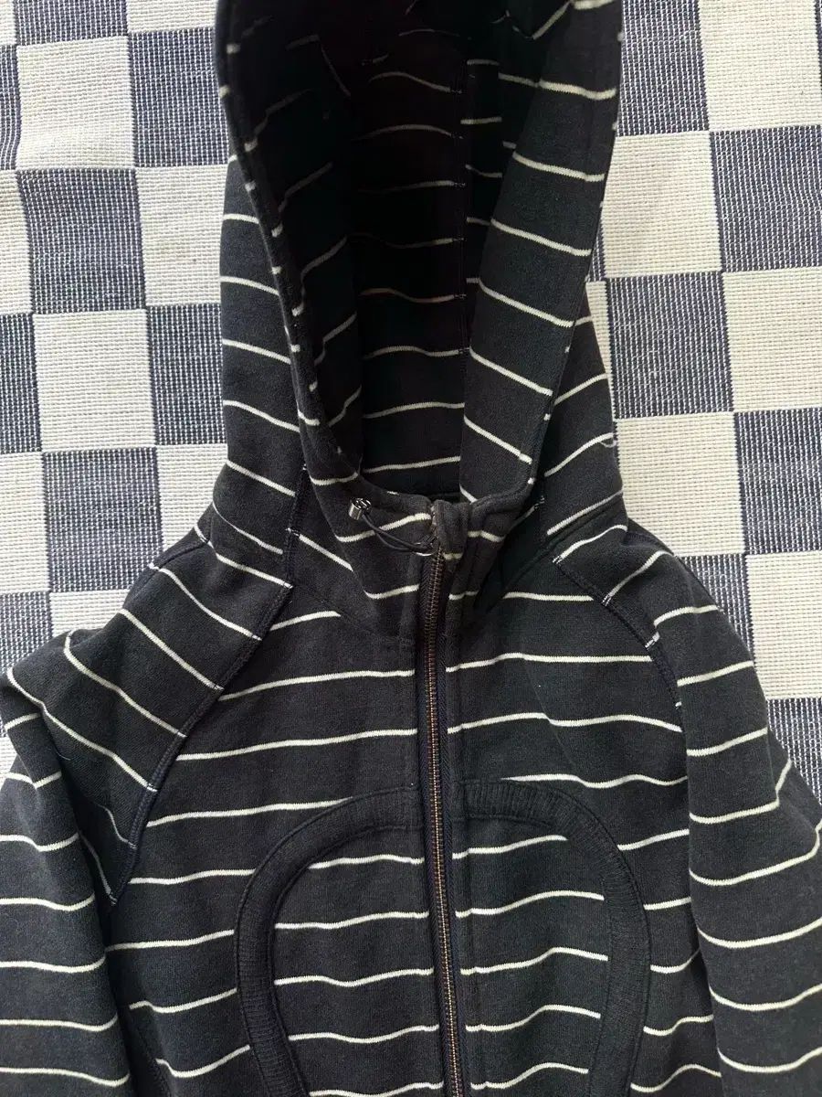 ルルレモン フードジップアップ 4