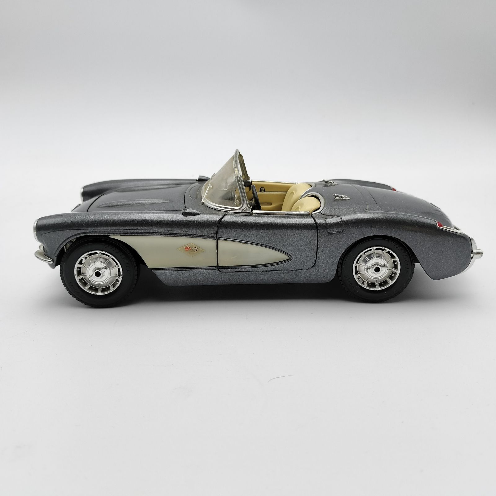 1957 シボレー コルベット コンバーチブル 1/18 ダイキャスト メタル