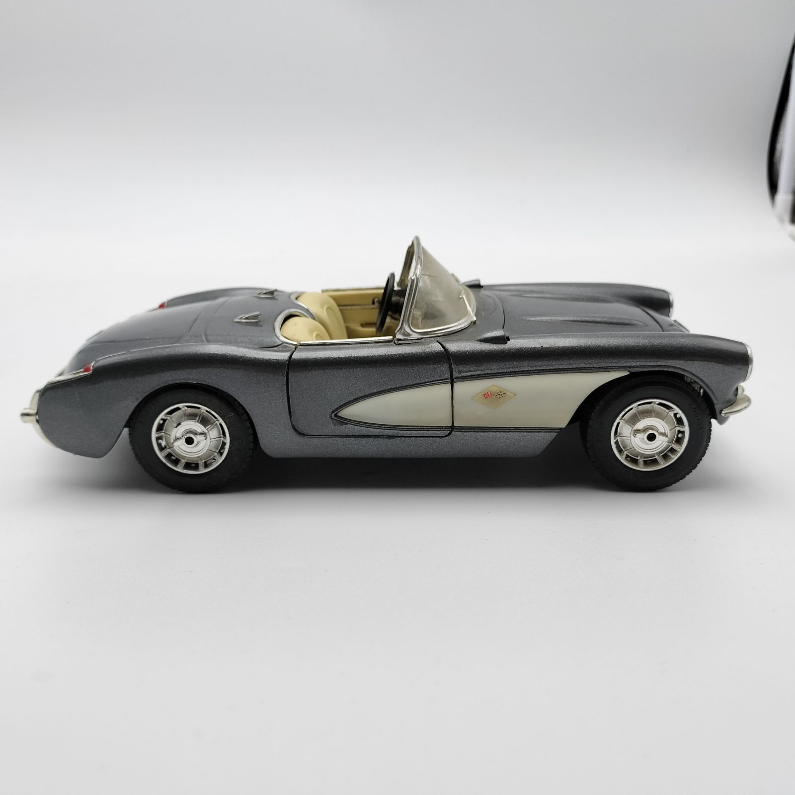 1957 シボレー コルベット コンバーチブル 1/18 ダイキャスト メタル