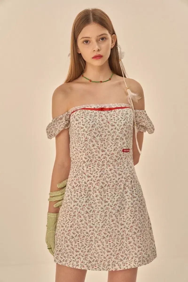 ODD ONE OUT 白 フラワー ミニ ワンピース