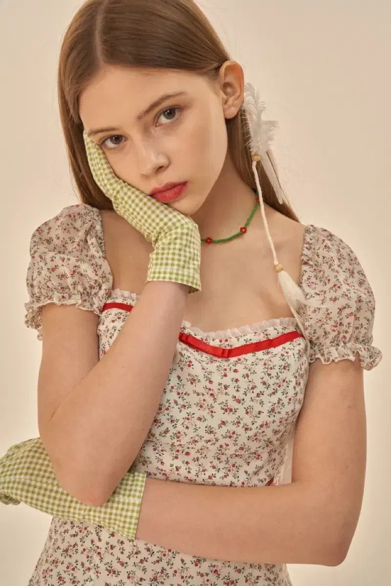 ODD ONE OUT 白 フラワー ミニ ワンピース