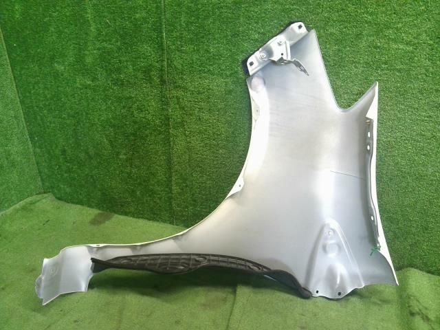 中古ヴィッツ DBA-KSP130 右フロントフェンダー 53811-52390 自社