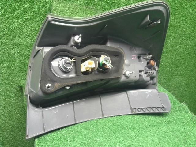 中古】プリウスα DAA-ZVW41W 右テールランプ 自社品番250678 202