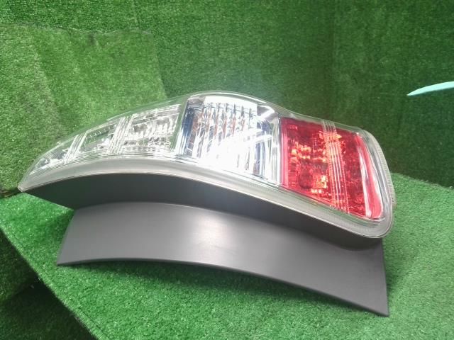 中古】プリウスα DAA-ZVW41W 右テールランプ 自社品番250678 202