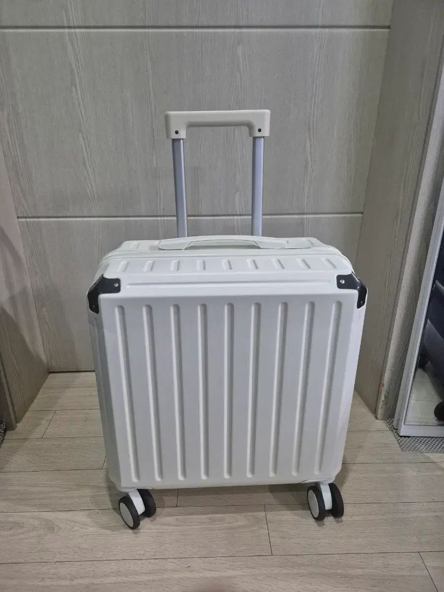 18インチ HARDWARE 旅行用キャリー