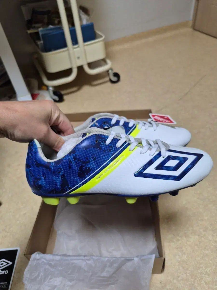 アンブロ サッカーシューズ 白 青 スタッズ