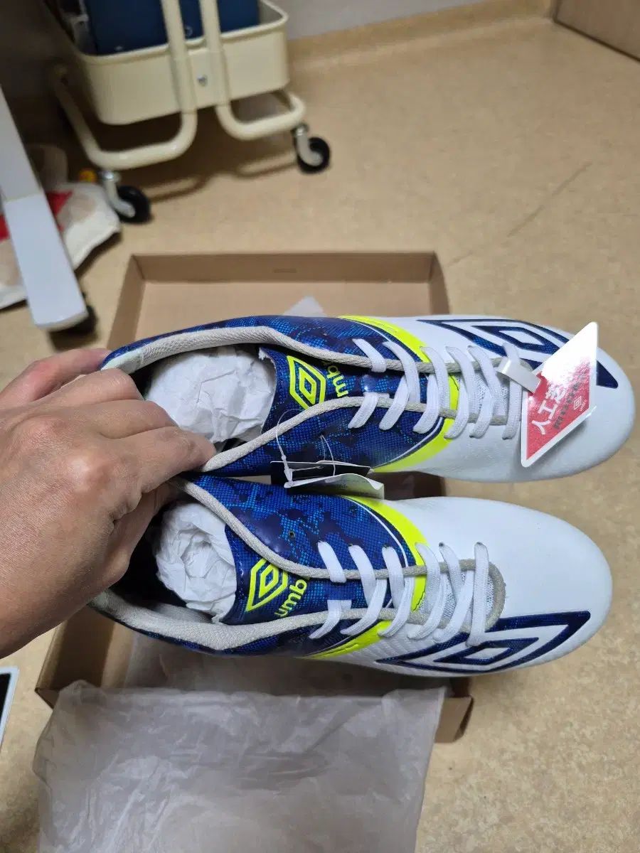 アンブロ サッカーシューズ 白 青 スタッズ