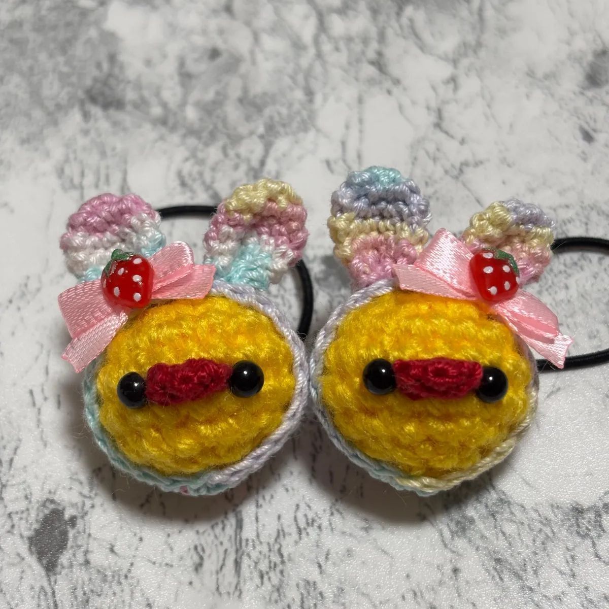 あみぐるみヘアゴム ハンドメイド うさひよ 虹色 いちご - メルカリ