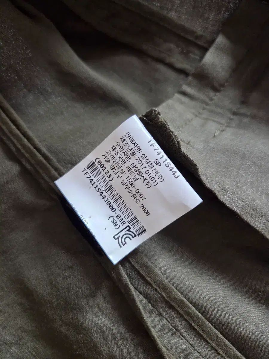 띠어리 カーキ色