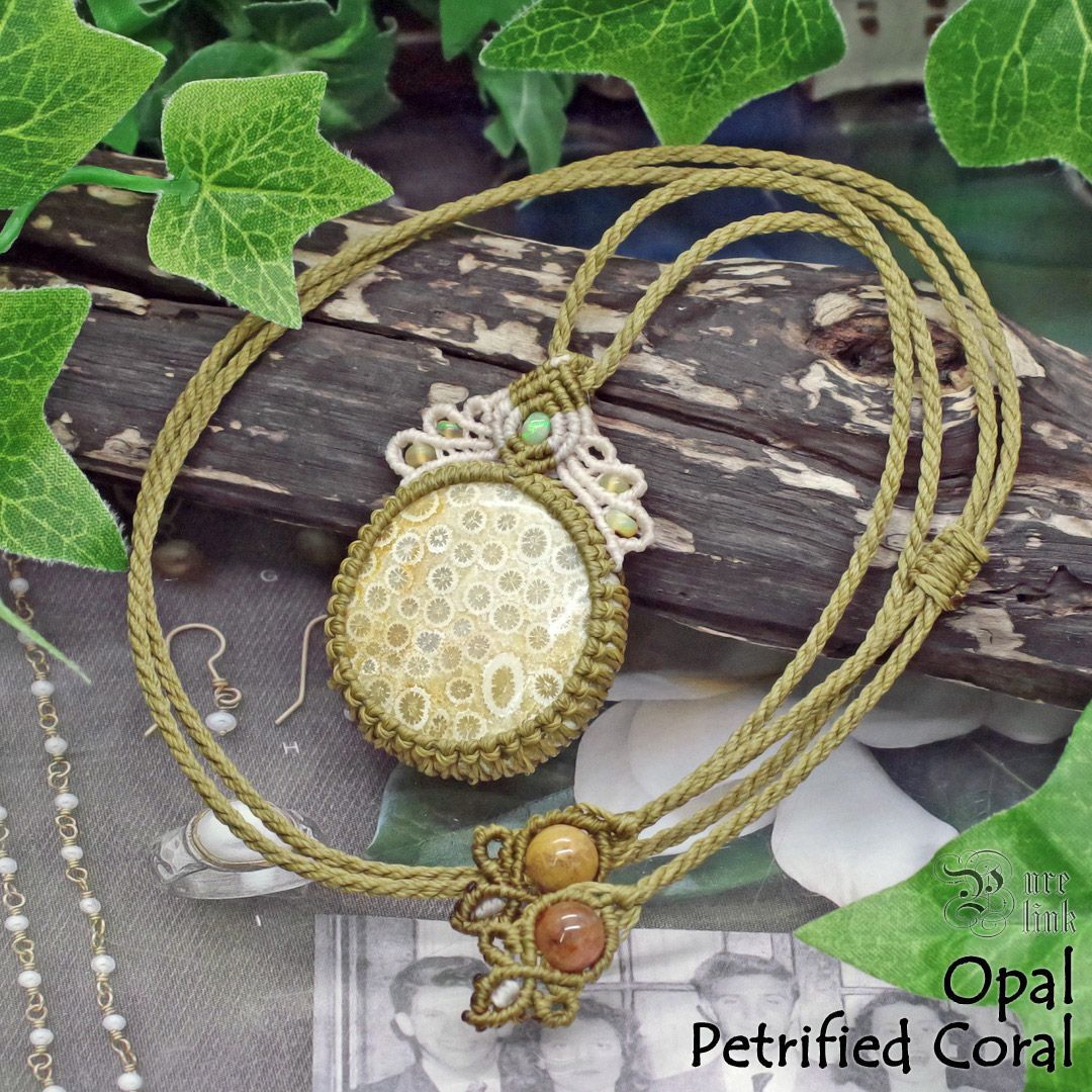  時を閉じ込めた海の記憶 ペトリファイドコーラル＆プレシャスオパール マクラメ編みネックレス ネックレス ペンダント アクセサリー