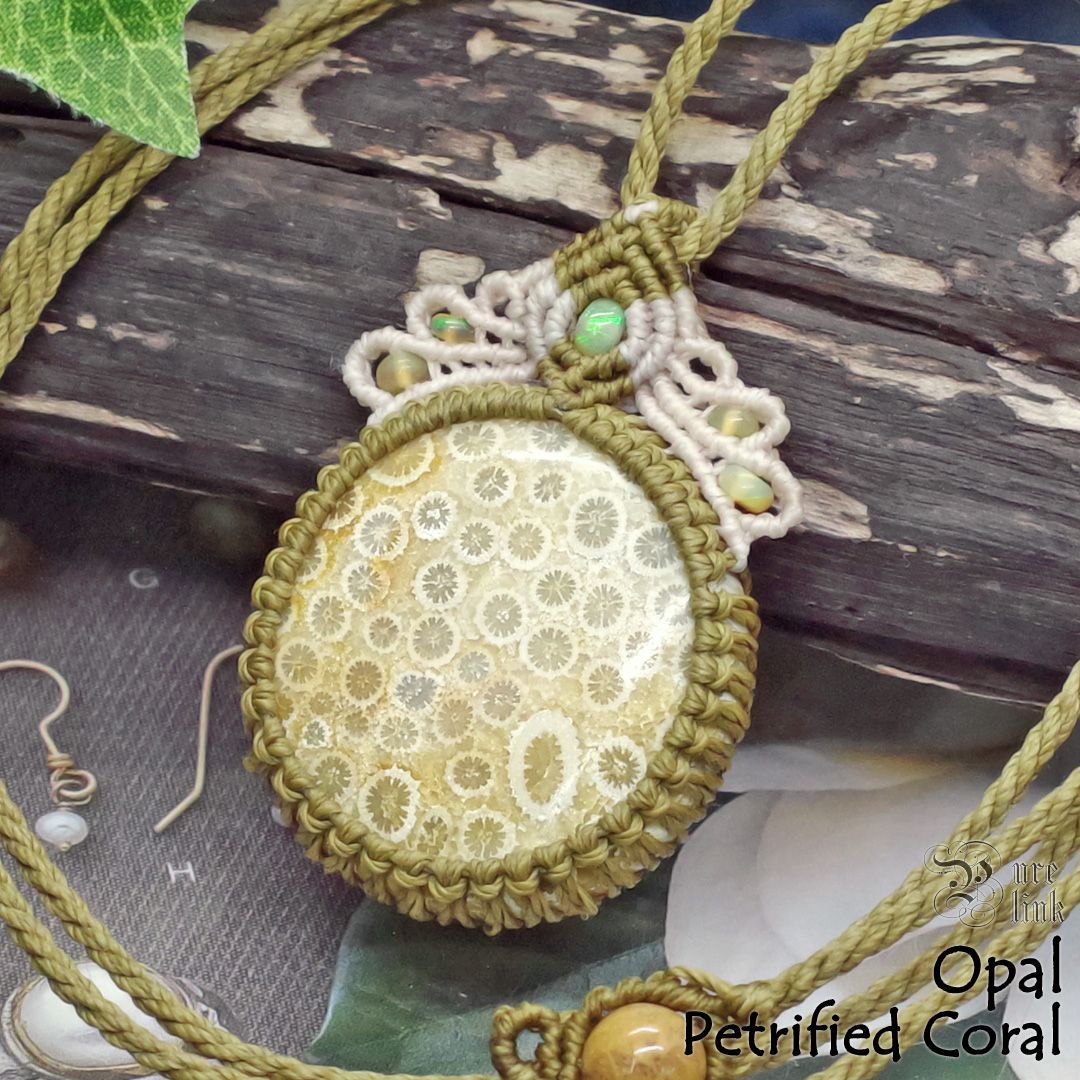 時を閉じ込めた海の記憶 ペトリファイドコーラル＆プレシャスオパール マクラメ編みネックレス