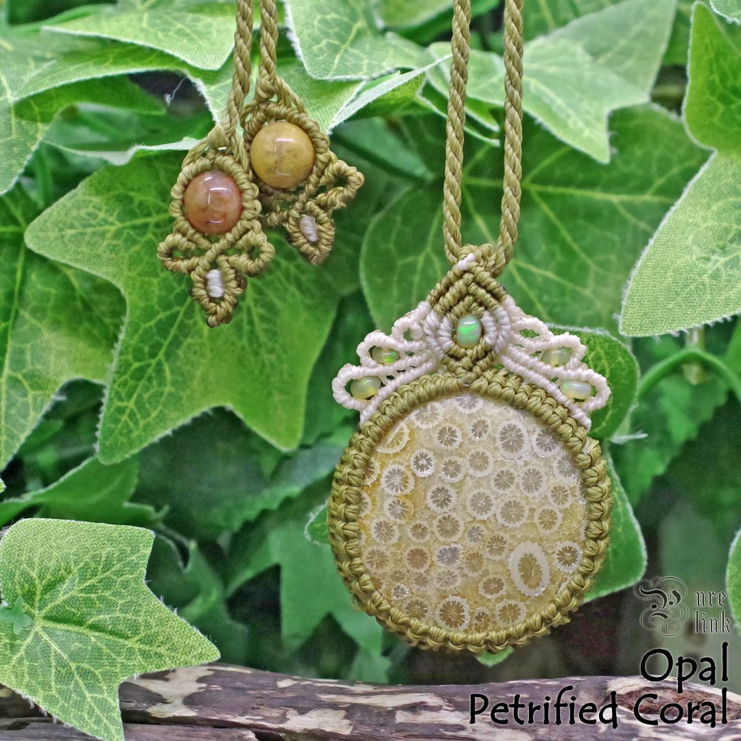 時を閉じ込めた海の記憶 ペトリファイドコーラル＆プレシャスオパール マクラメ編みネックレス