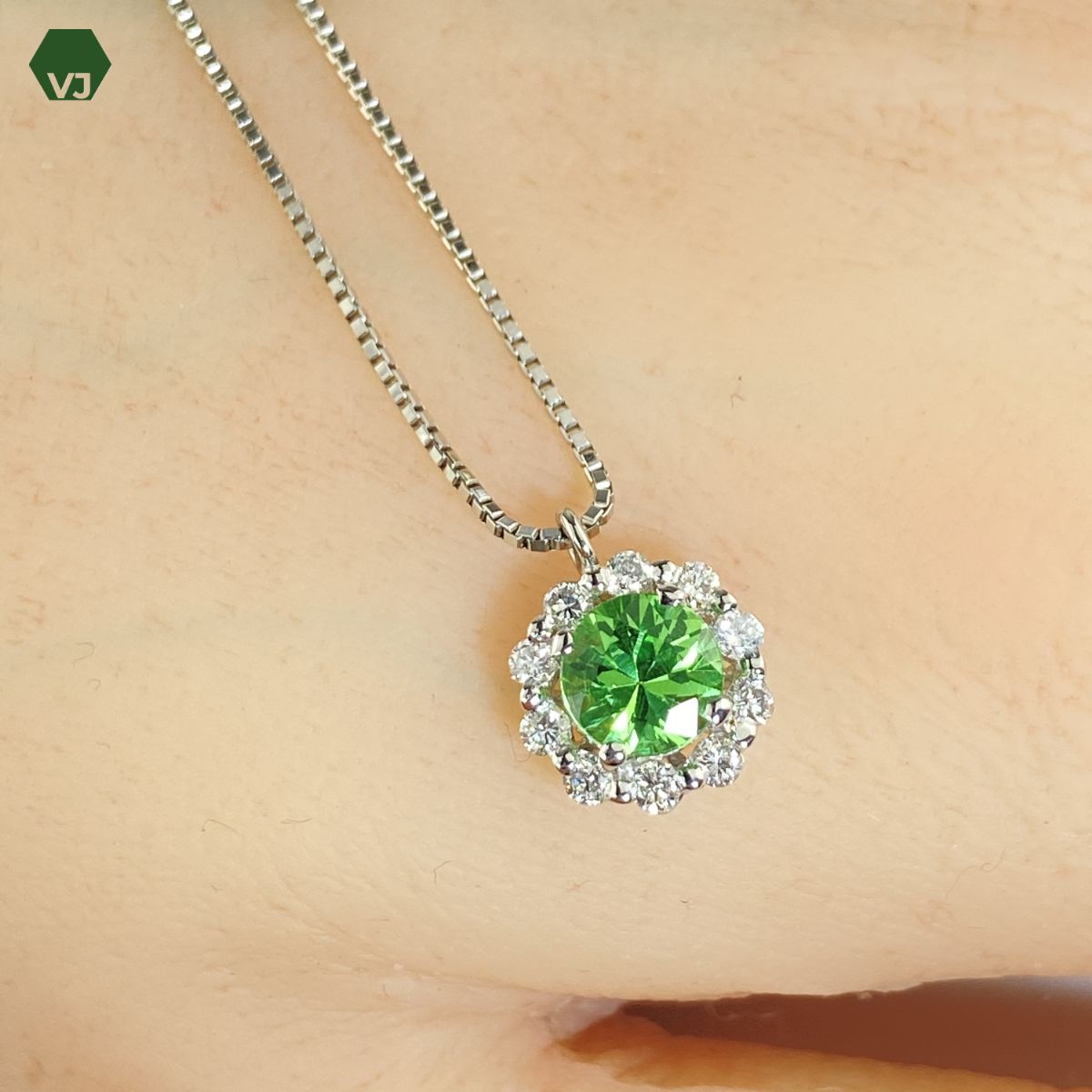 32-31 グリーングロッシュラーガーネット ダイヤ 0.77 ct 0.35 PT 850 約40 cm By vivid-J