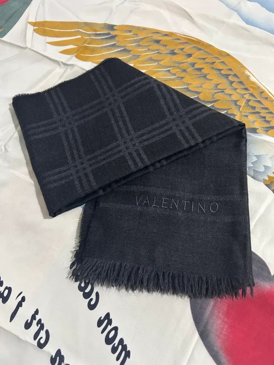 ヴァレンティノ ブラック マフラー