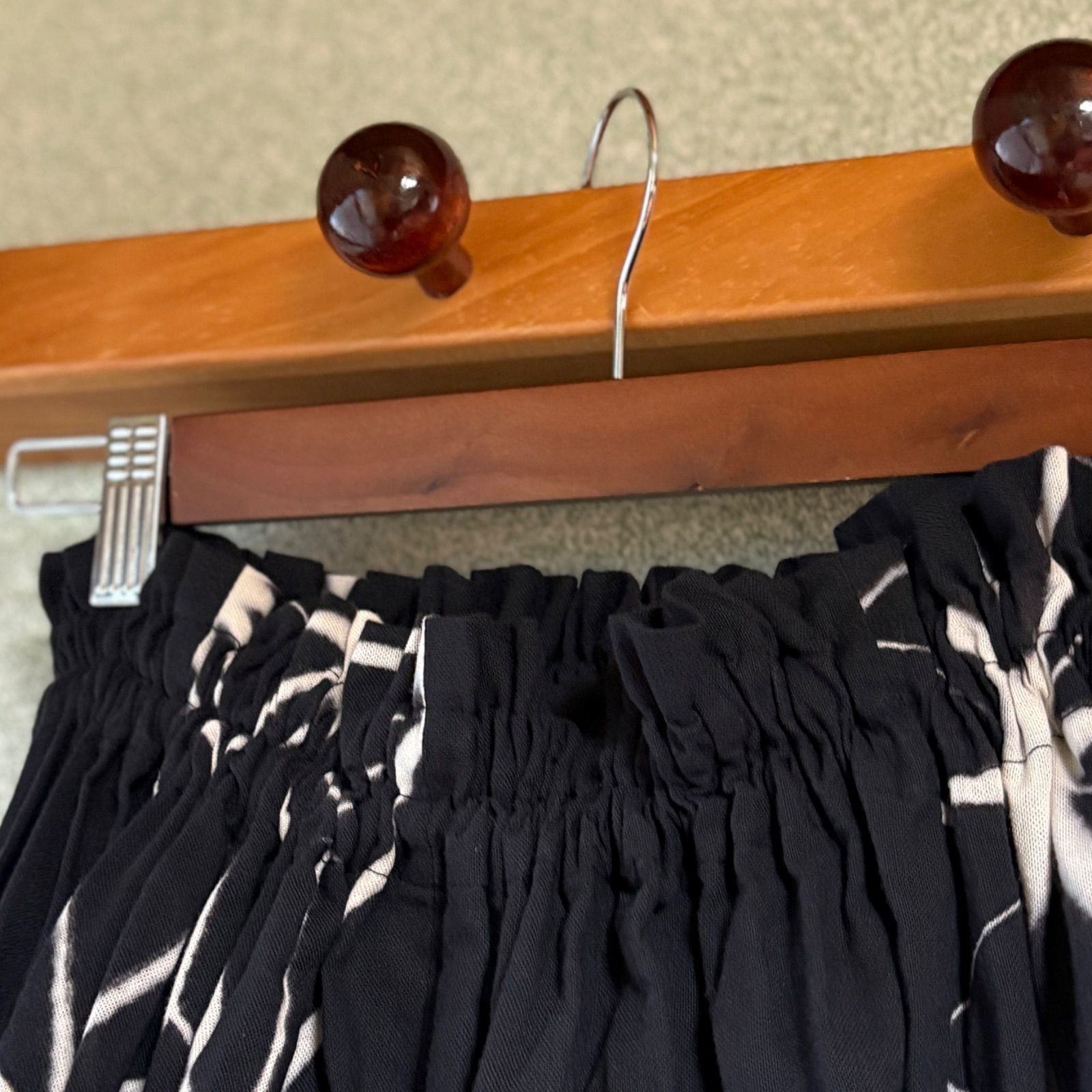 s 88 sato 手染め ＆ ハンドメイド ブラック 麻の葉絞り ボリュームスカート 黒色 雪花絞り ロングスカート ウエストゴムで楽ちん 綿100％ 手ぬぐいリメイク 染めたて 昭和レトロ 着物みたいなお洋服 ブーツとも