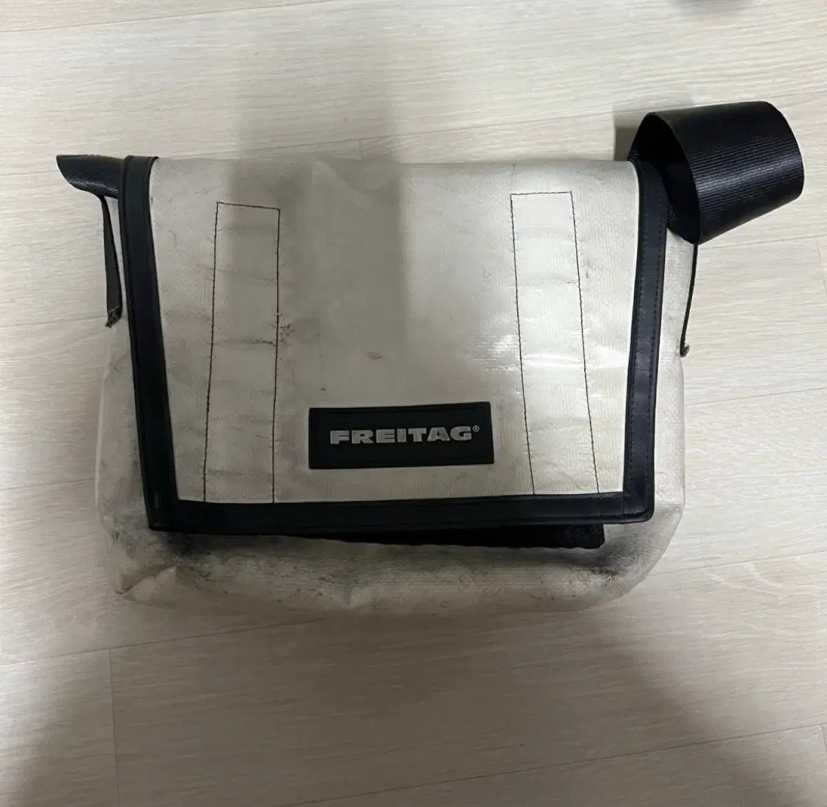 FREITAG メッセンジャーバッグ ラッシー オールホワイト - メルカリ