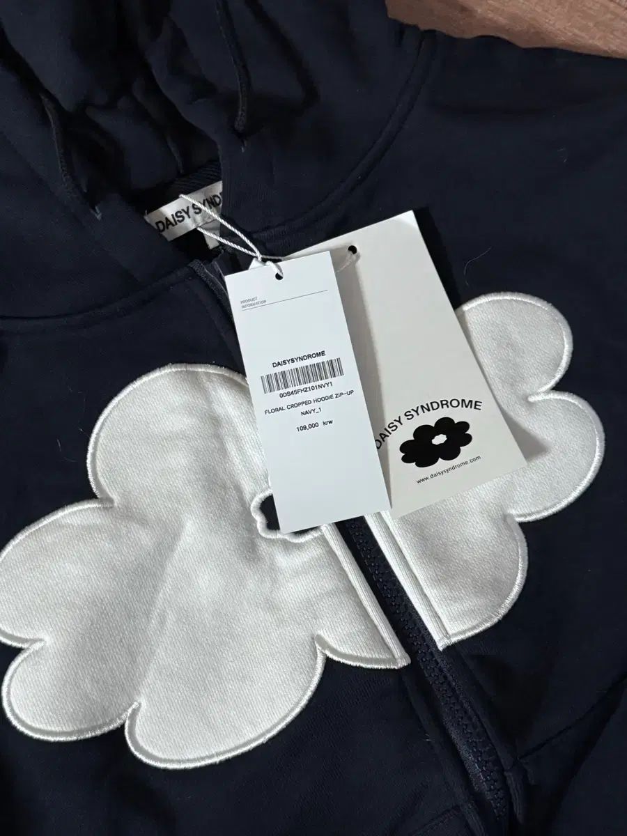 デイジー シンドローム フローラル クロップド フード ジップアップ ネイビー