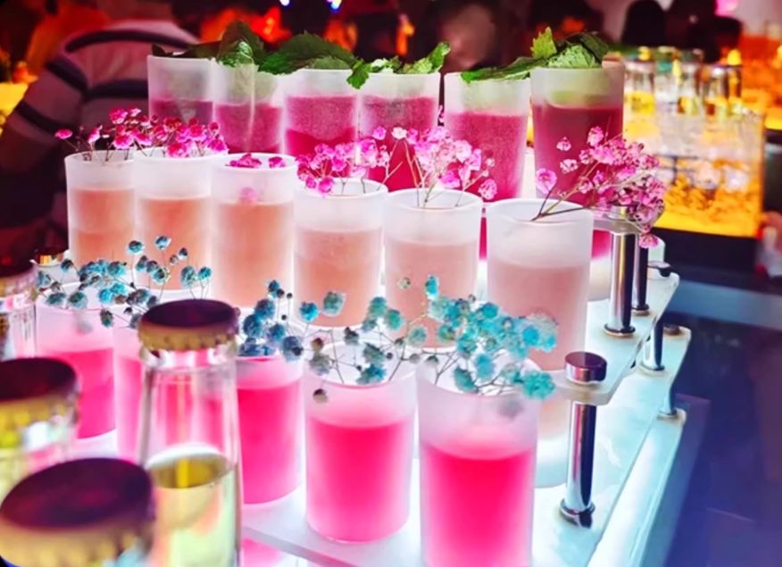 カクテル棚クリエイティブバーktvカクテルカップ棚30穴カップ付き