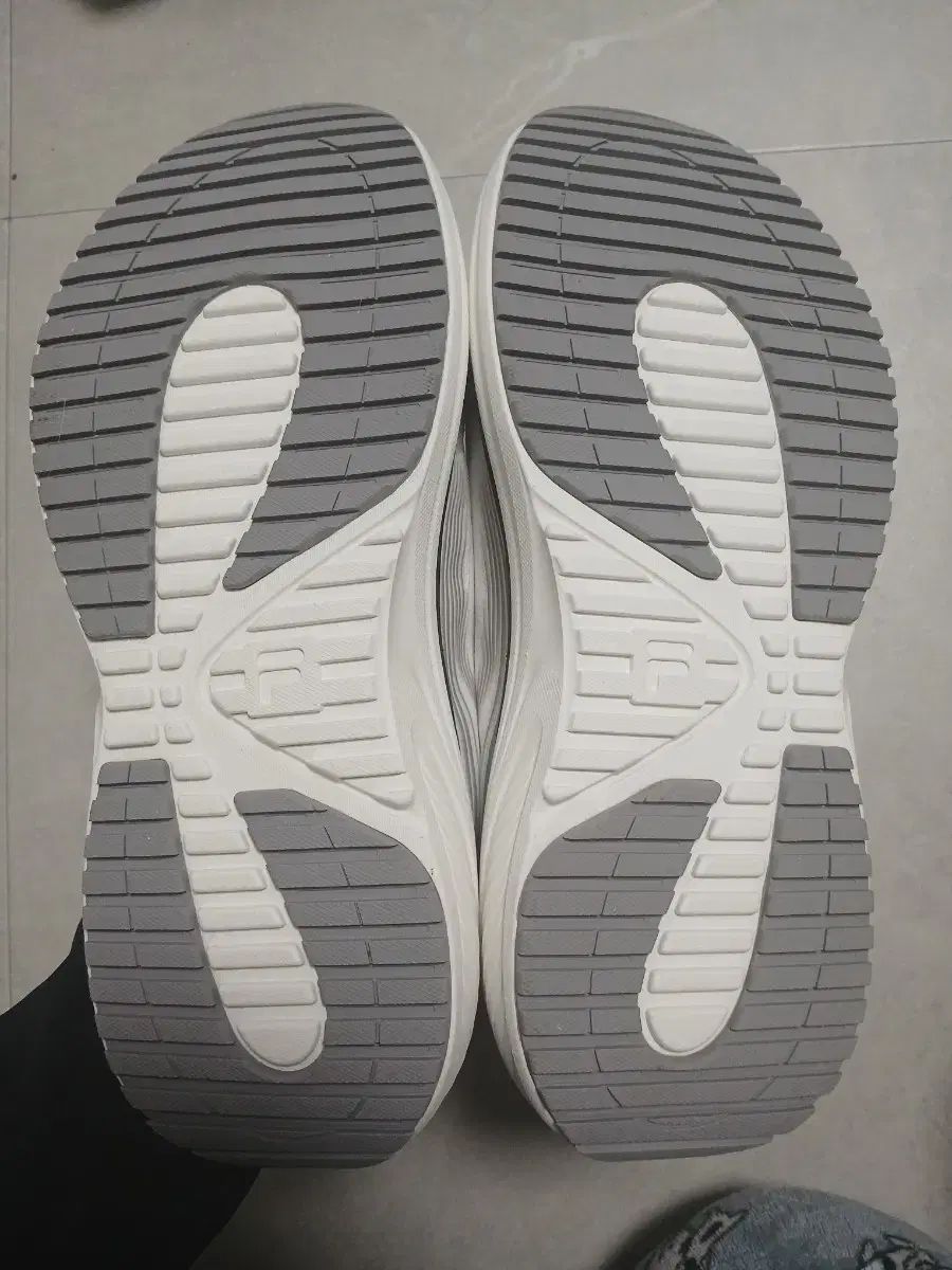 フィラ FLO ROT MAX 265 白