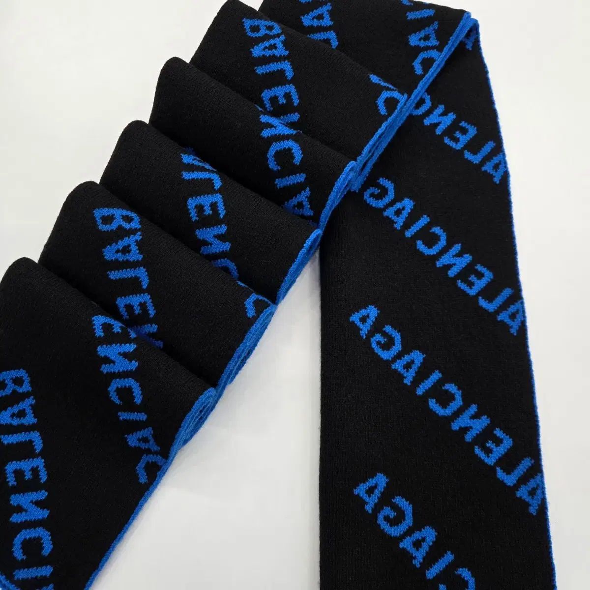 バレンシアガ マルチロゴ マフラー