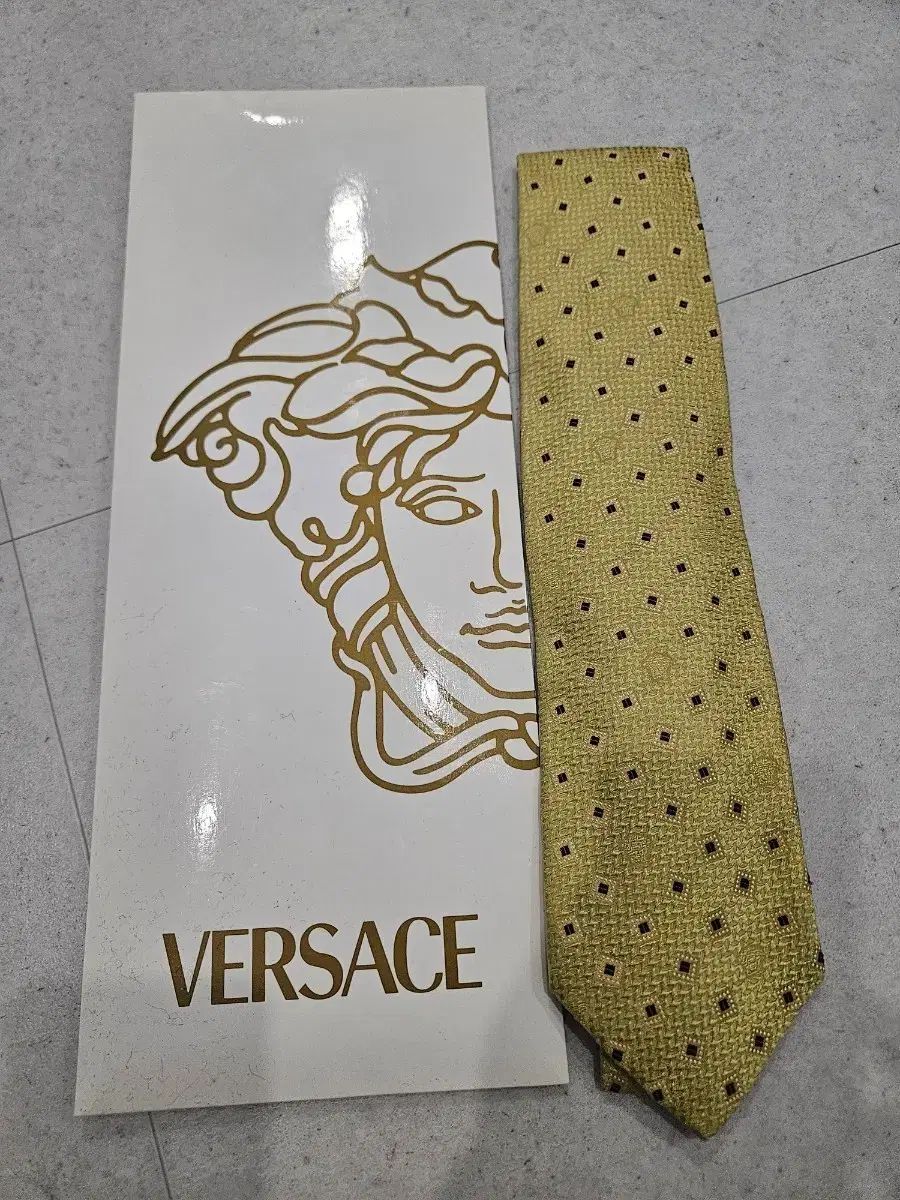 ヴェルサーチェ ネック タイ 靴 6万円